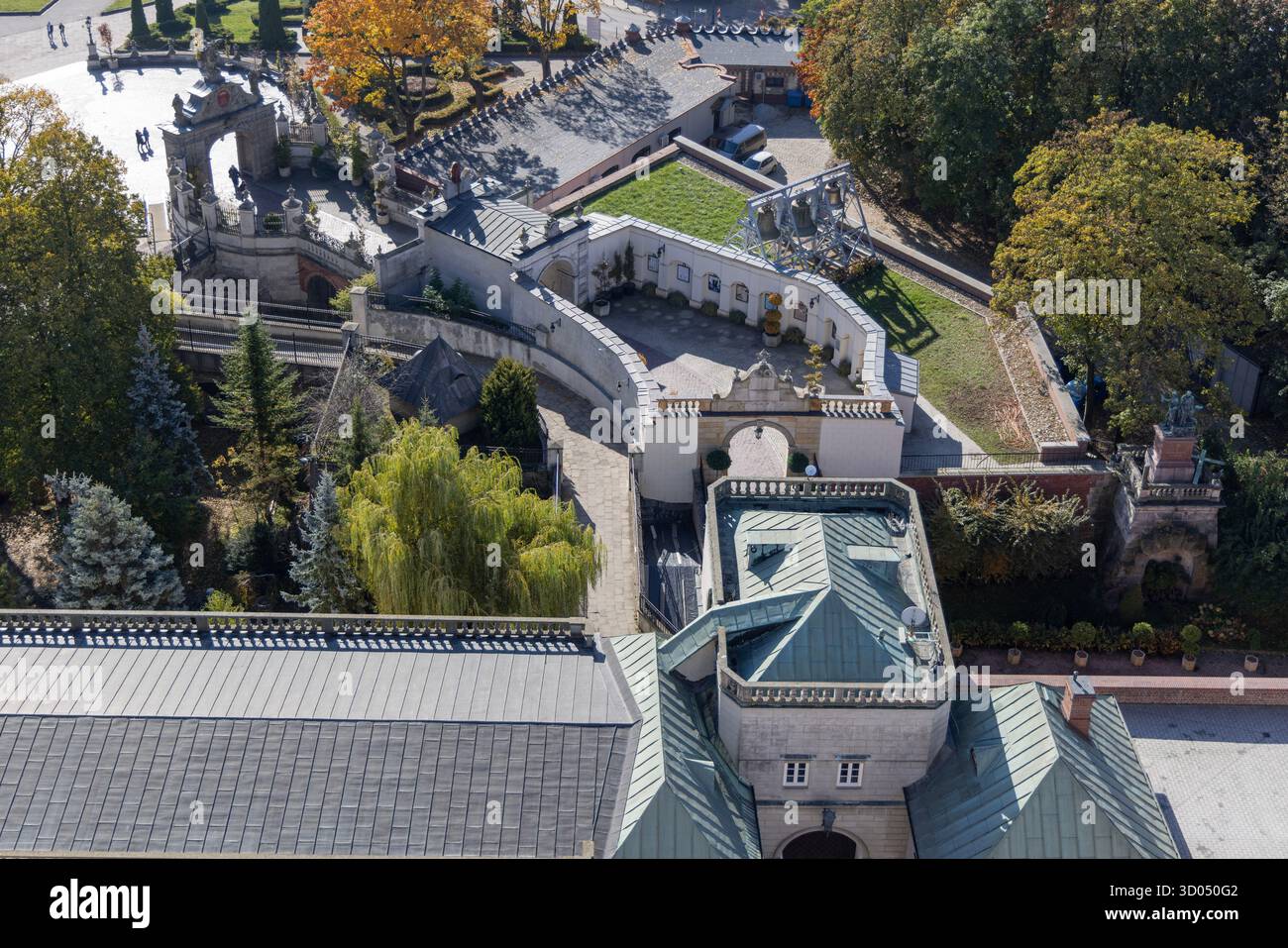 Tschenstochau, Polen - 18. Oktober 2024: Aus der Vogelperspektive der Eingangstore führt zum barocken Klosterkomplex Jasna Gora aus dem 14. Jahrhundert, berühmte Wallfahrt Stockfoto