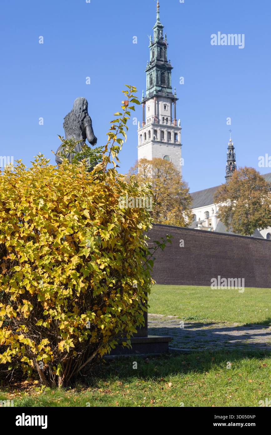 Tschenstochau, Polen - 18. Oktober 2024: Turm der Jasna Gora Basilika. Es ist Ort der Marienverehrung mit dem Wunderbild der Schwarzen Madonna Stockfoto