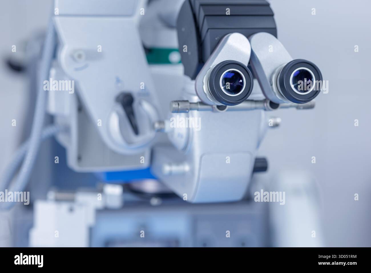 Operationsmikroskop mit Binokularoptik für die präzise Augenmikrochirurgie in einer modernen Krankenhausklinik Stockfoto