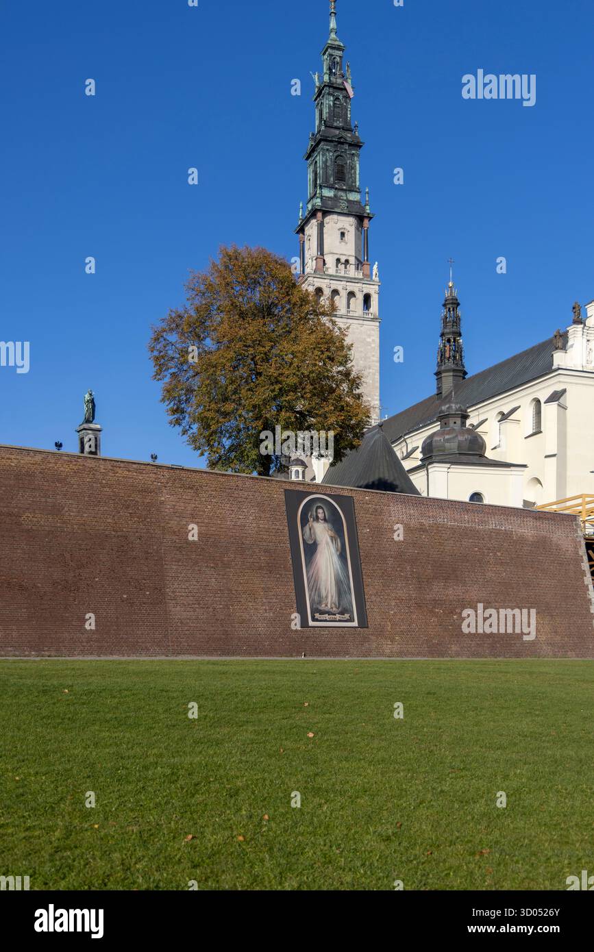 Tschenstochau, Polen - 18. Oktober 2024: Turm der Basilika Jasna Gora (Heller Berg) und rote Ziegelsteinmauern Jasna Gora mit Jesu Bild Stockfoto