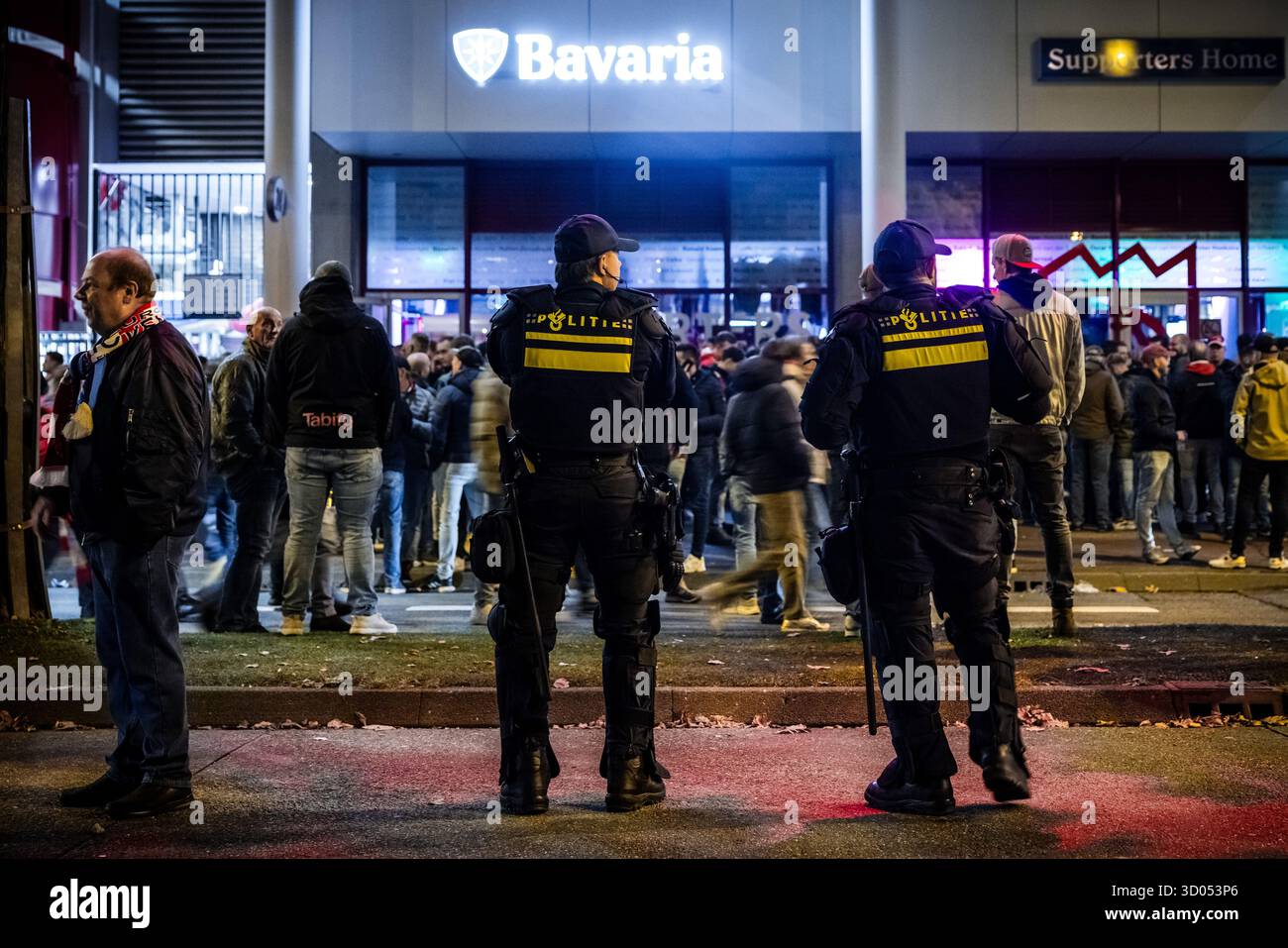 EINDHOVEN - Polizei im Stadion vor dem PSV-Napoli-Fußballspiel. Die Gemeinde Eindhoven hat einen Stadtteil als Hochrisikosicherheitsgebiet ausgewiesen. ANP ROB ENGELAAR niederlande aus - belgien aus Stockfoto