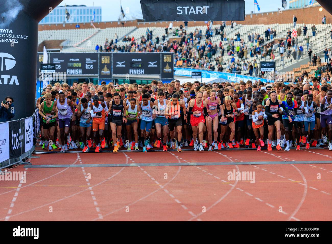 Amsterdam, Niederlande. Oktober 2025. AMSTERDAM, NIEDERLANDE - 19. OKTOBER: Während des TCS Amsterdam Marathon im Olympiastadion am 19. Oktober 2025 in Amsterdam, Niederlande. (Foto: Marcel van Plateringen/Orange Pictures) Credit: Orange Pics BV/Alamy Live News Stockfoto