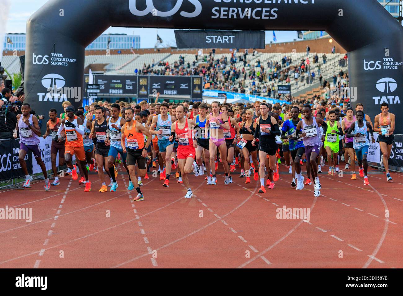 Amsterdam, Niederlande. Oktober 2025. AMSTERDAM, NIEDERLANDE - 19. OKTOBER: Athleten beim TCS Amsterdam Marathon im Olympiastadion am 19. Oktober 2025 in Amsterdam, Niederlande. (Foto: Marcel van Plateringen/Orange Pictures) Credit: Orange Pics BV/Alamy Live News Stockfoto