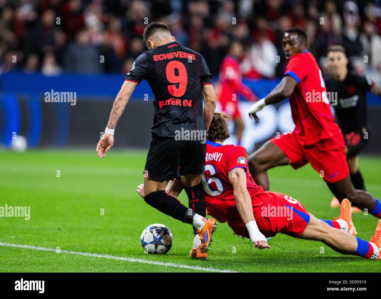 Leverkusen, BayArena, 21.10.2025: Elfmeter nach Handspiel von Illia Zabarnyi aus Paris beim Championsleague-Spiel Bayer 04 Leverkusen gegen Paris St. Germain. Stockfoto