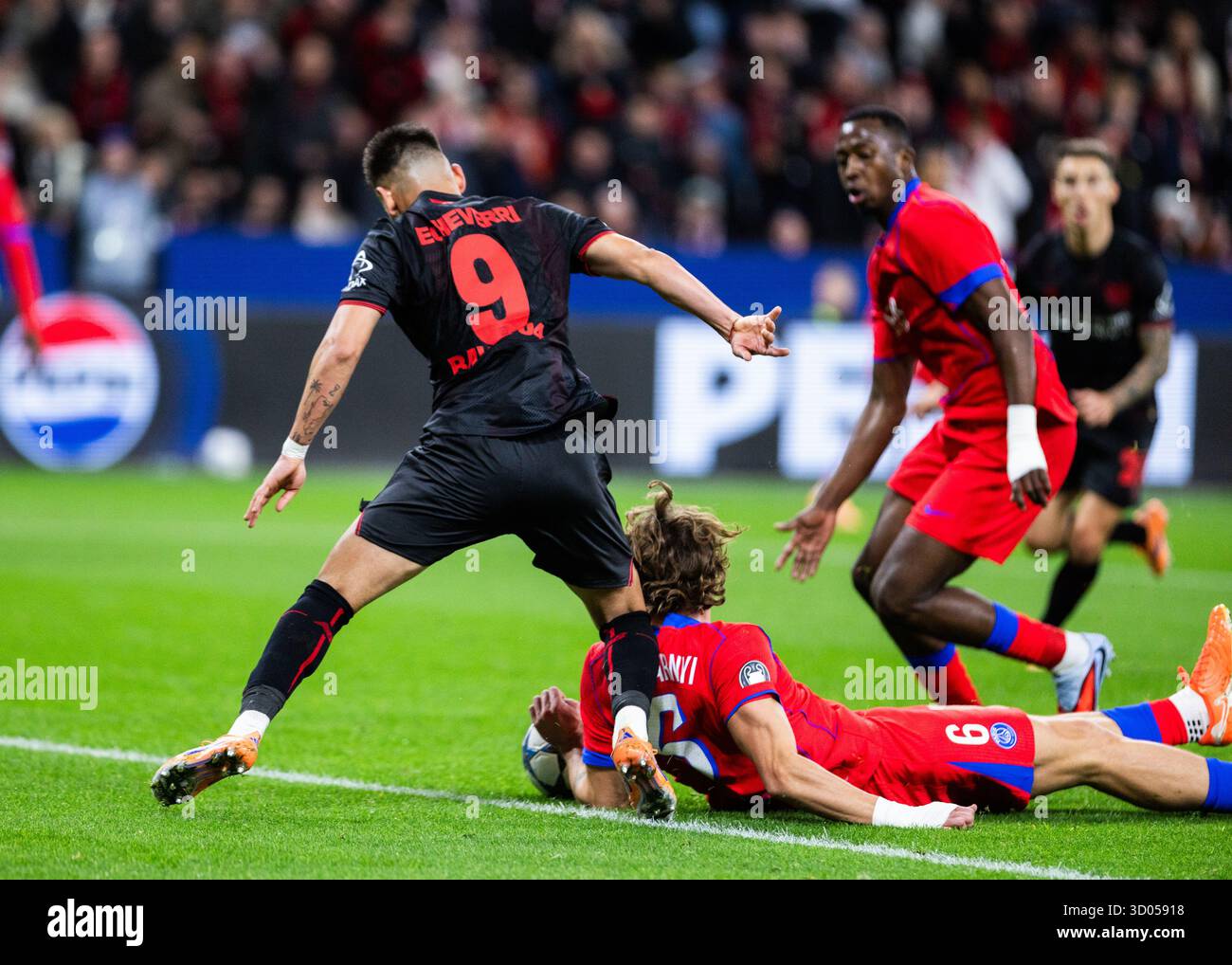Leverkusen, BayArena, 21.10.2025: Elfmeter nach Handspiel von Illia Zabarnyi aus Paris beim Championsleague-Spiel Bayer 04 Leverkusen gegen Paris St. Germain. Stockfoto