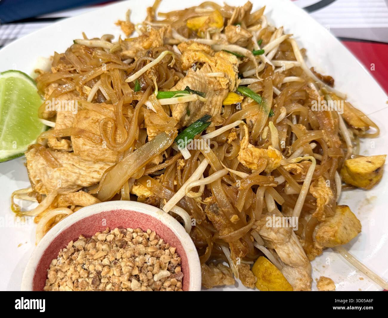 Traditionelle Thai Pad Thai Nudeln mit Huhn, Ei, Sojasprossen, Limette und gemahlenen Erdnüssen. Asiatisches Street Food-Konzept. Stockfoto