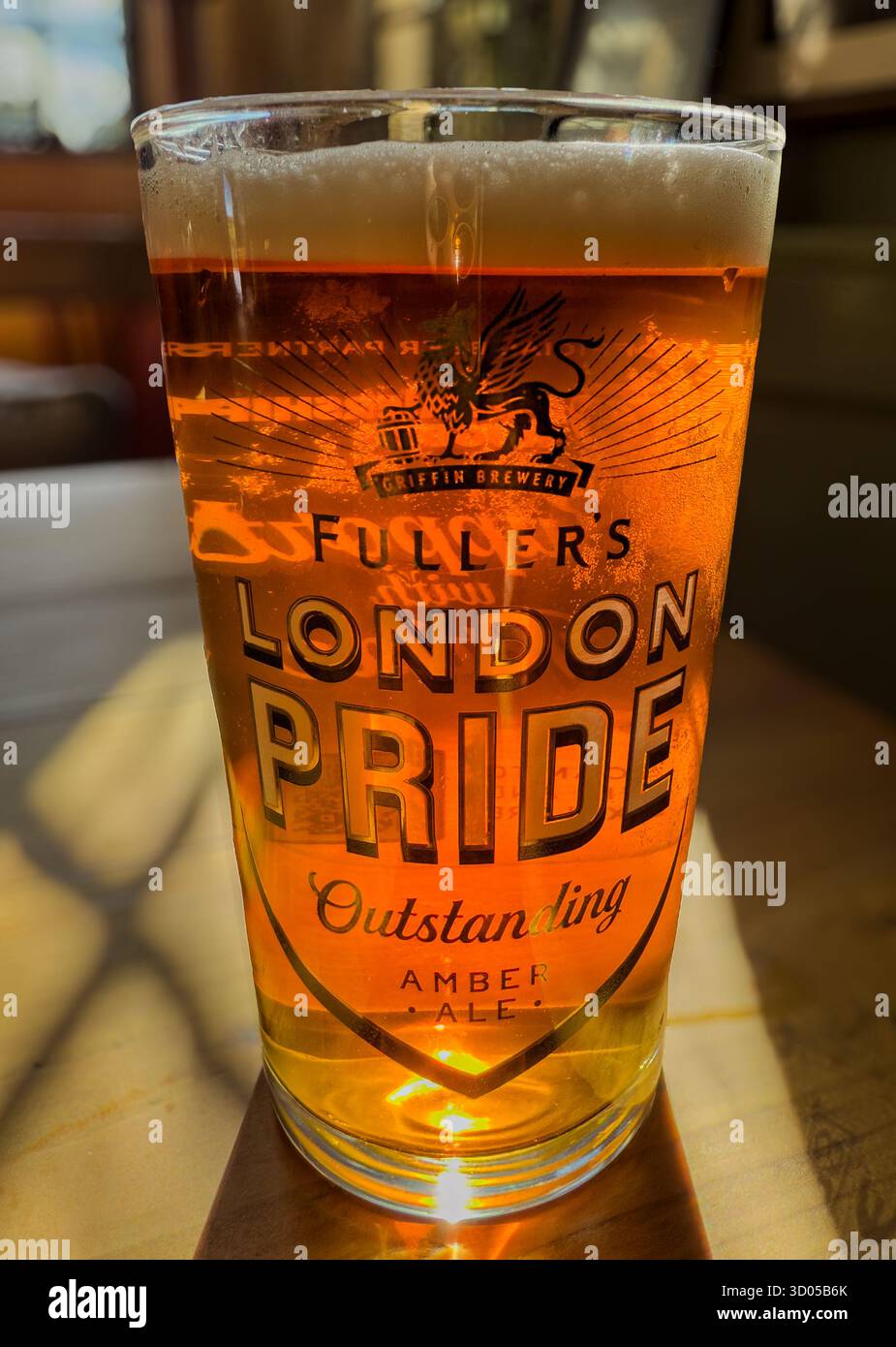 Sonnenlicht durch ein Pint Fullers London Pride - Vereinigtes Königreich Stockfoto