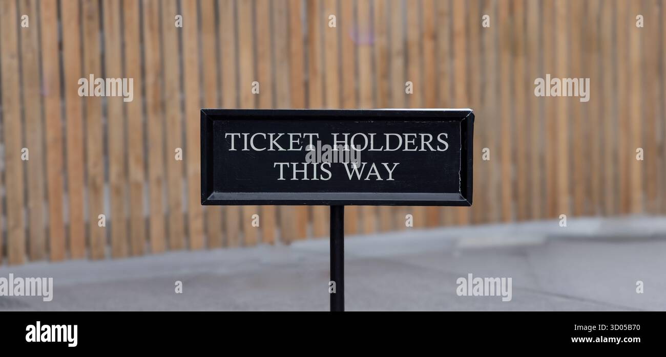 Tickethalter This Way-Schild - weißer Text auf schwarzem Hintergrund Stockfoto