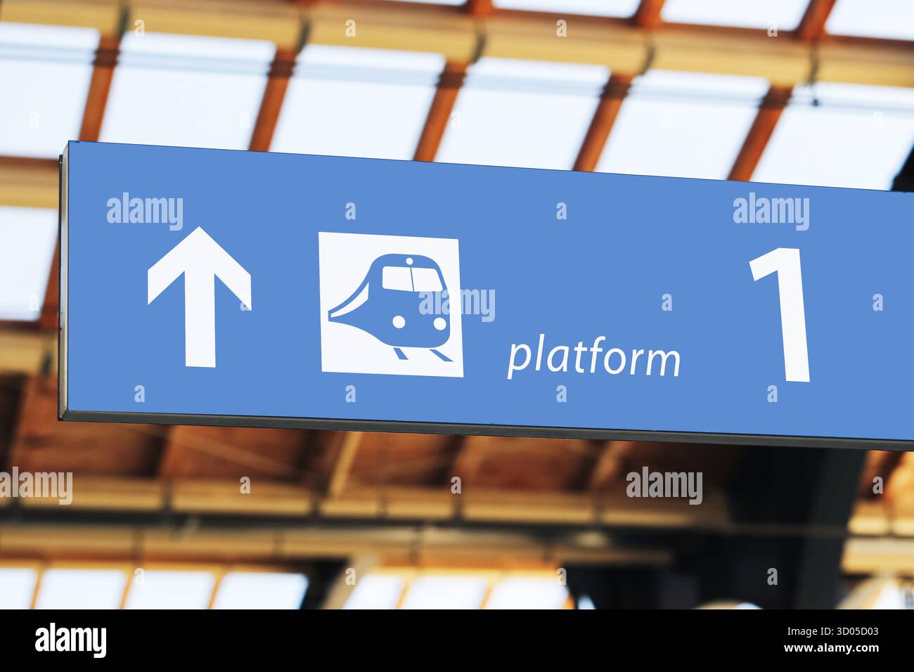 Bahnsteig Nummer 1 am Bahnhof. Blaue Informationstafel für Passagiere mit Transport- und Reisekonzept. Stockfoto