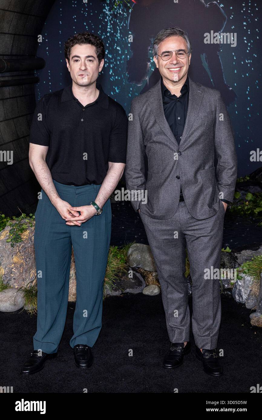 20. Oktober 2025: Burbank, Kalifornien: Jason Fuchs, Brad Kane. â œIT: Willkommen zur Premiere von Derryâ in den Warner Bros. Studios. (Kreditbild: © Ryan Hartford/AdMedia via ZUMA Press Wire) NUR REDAKTIONELLE VERWENDUNG! Nicht für kommerzielle ZWECKE! Stockfoto
