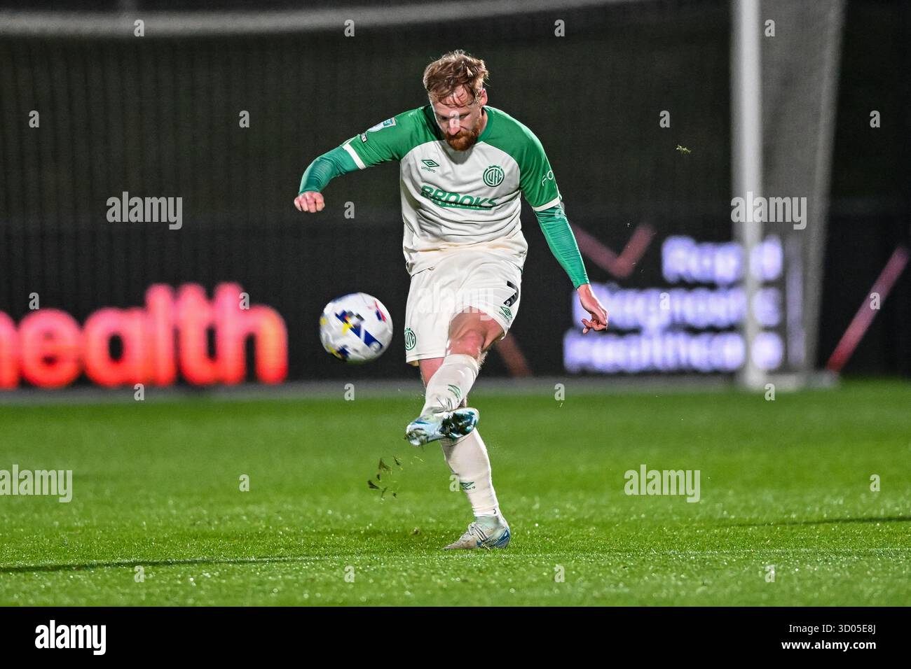 James Brophy (7 Cambridge United) übergibt den Ball während des Spiels der Vertu Trophy Southern Group H zwischen Barnet und Cambridge United im Underhill Stadium, London am Dienstag, den 21. Oktober 2025. (Foto: Kevin Hodgson | MI News) Credit: MI News & Sport /Alamy Live News Stockfoto