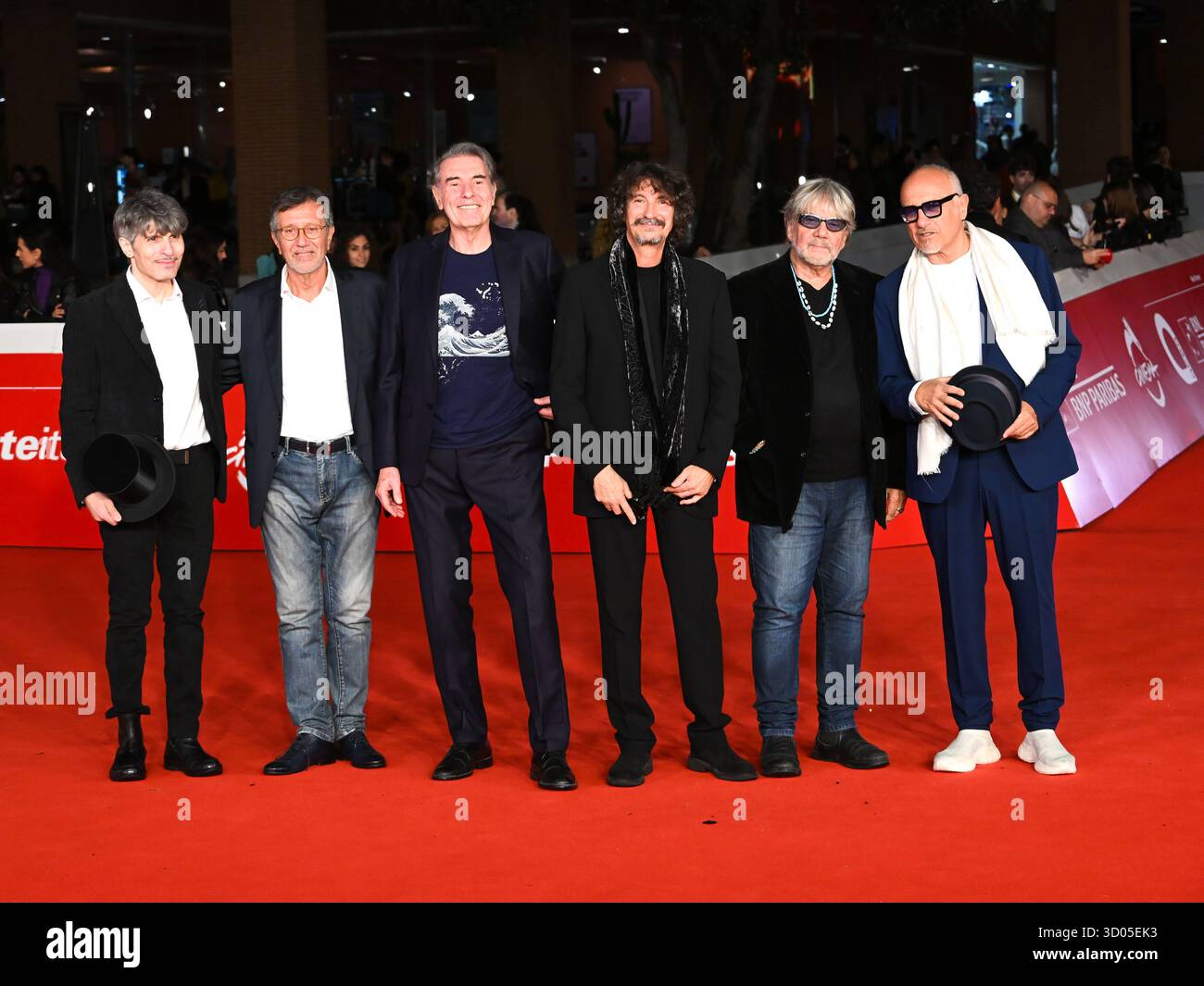 Rome Cinema fest 2025, Evening 7 - Film „Rino Gaetano Sempre più Blu“ auf rotem Teppich Abgebildet sind Alessandro Gaetano, Giorgio Verdelli, Carlo Massarini, Sergio Cammariere, Tony Esposito, und Danilo Rea. Quelle: Independent Photo Agency Srl/Alamy Live News Stockfoto
