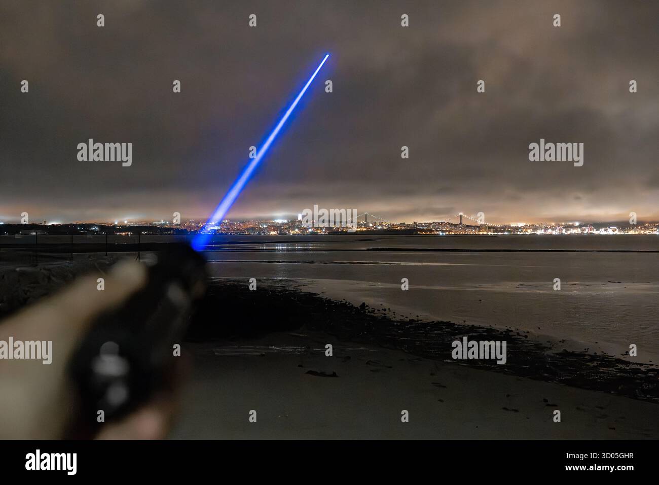 50000-MW-Laserlampe in zylinderförmiger Form aus schwarzem Metall mit blauem Licht und USB-Ladevorgang Stockfoto