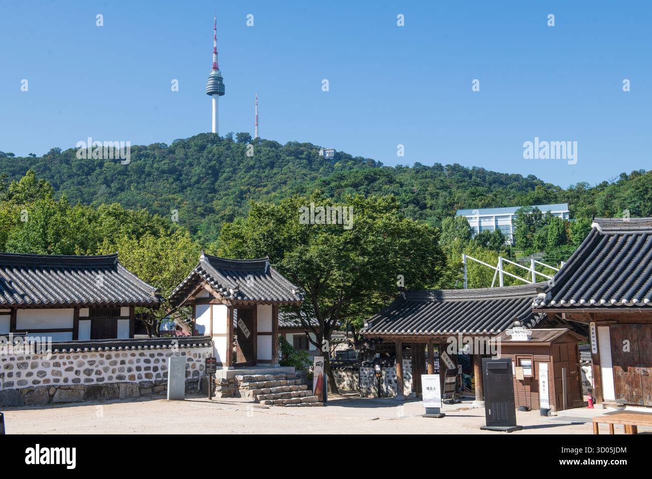 Namsangol Hanok Village, mit Namsan Hill und Seoul Tower im Hintergrund. Seoul, Südkorea Stockfoto