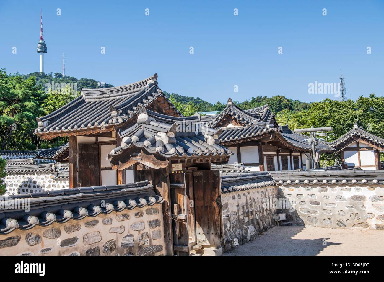 Namsangol Hanok Village, mit Seoul Tower im Hintergrund. Seoul, Südkorea Stockfoto