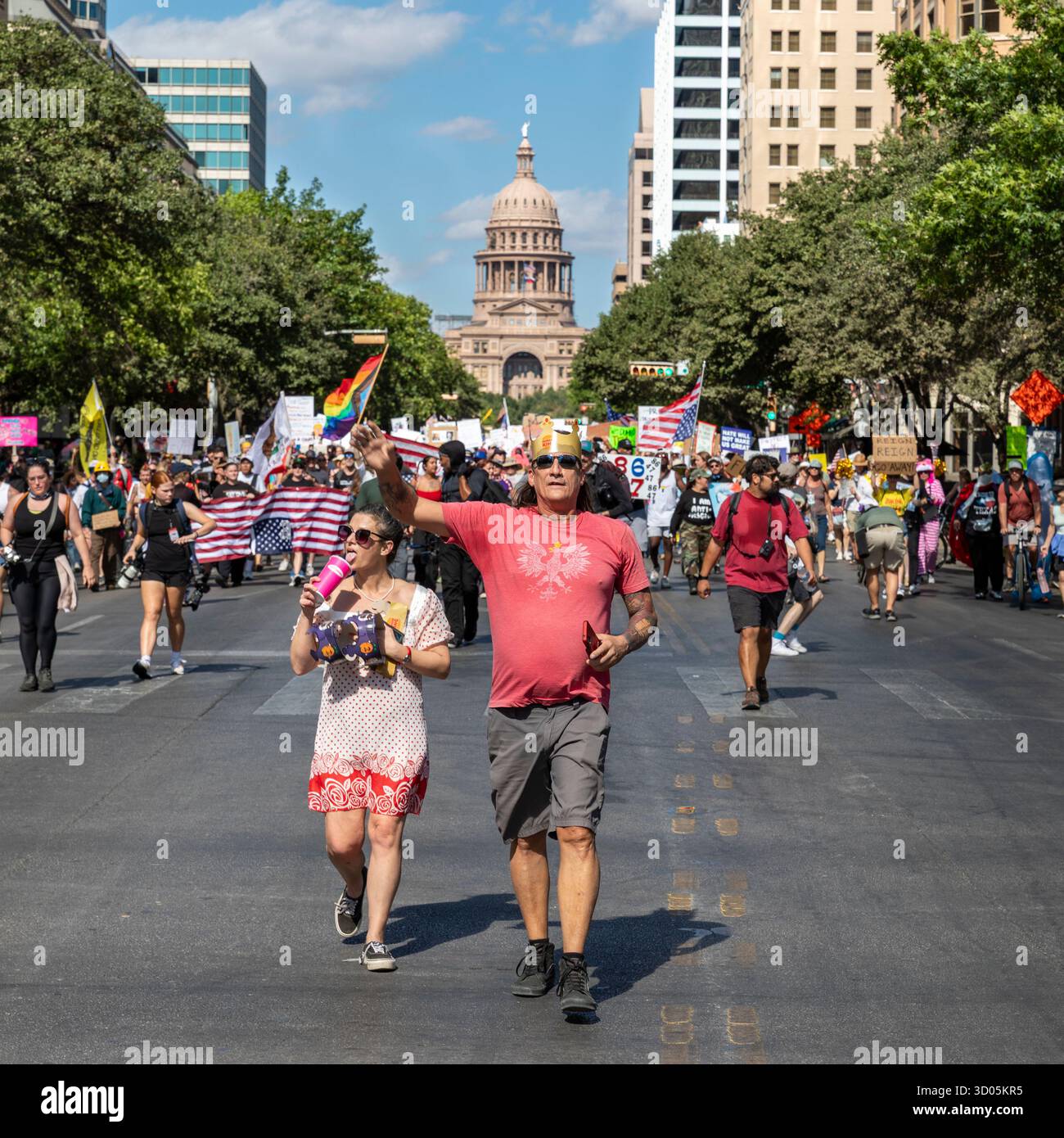 No Kings Protest auf der Congress Street Austin, Texas, 18. Oktober 2025 mit State Capitol. Stockfoto