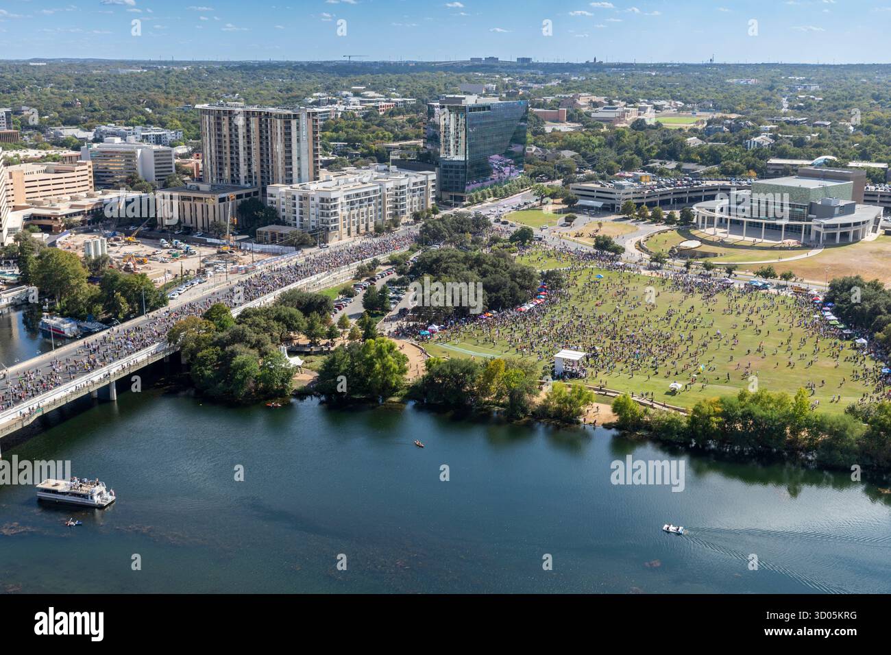 No Kings protestieren am 18. Oktober 2025 in Austin, Texas mit Ladybird Lake Stockfoto