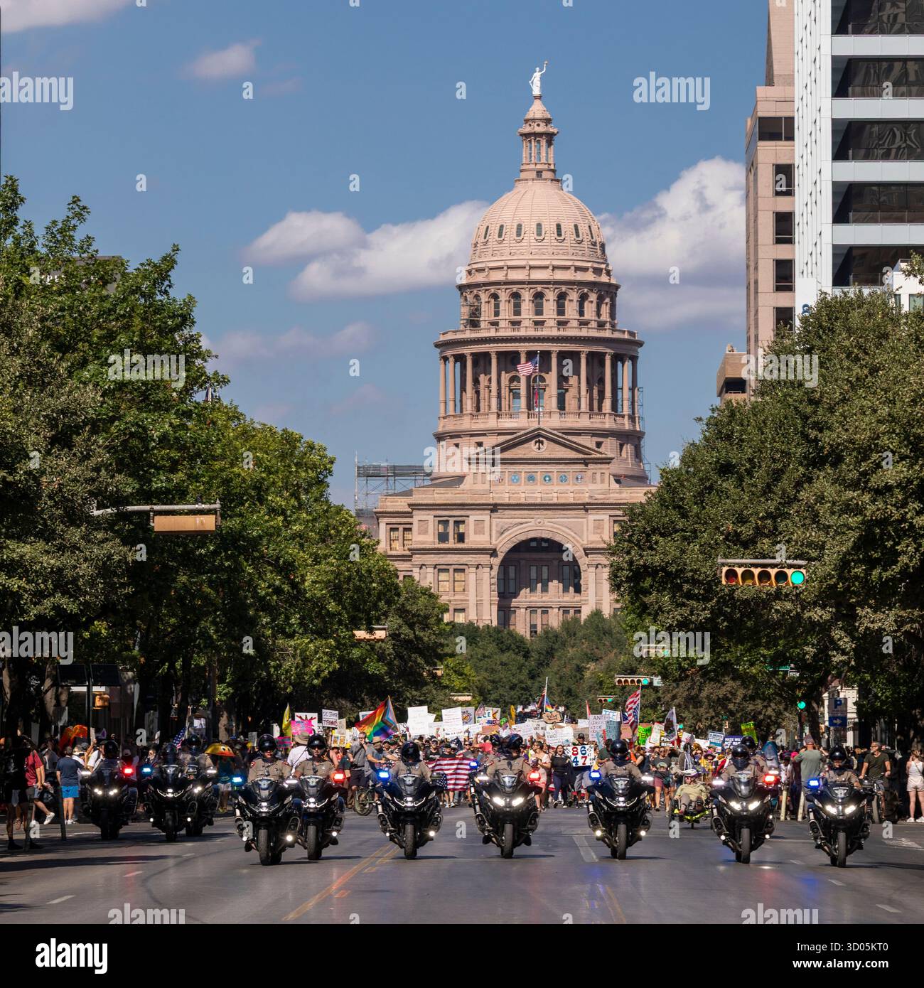 No Kings Protest auf der Congress Street Austin, Texas, 18. Oktober 2025 mit State Capitol. Stockfoto