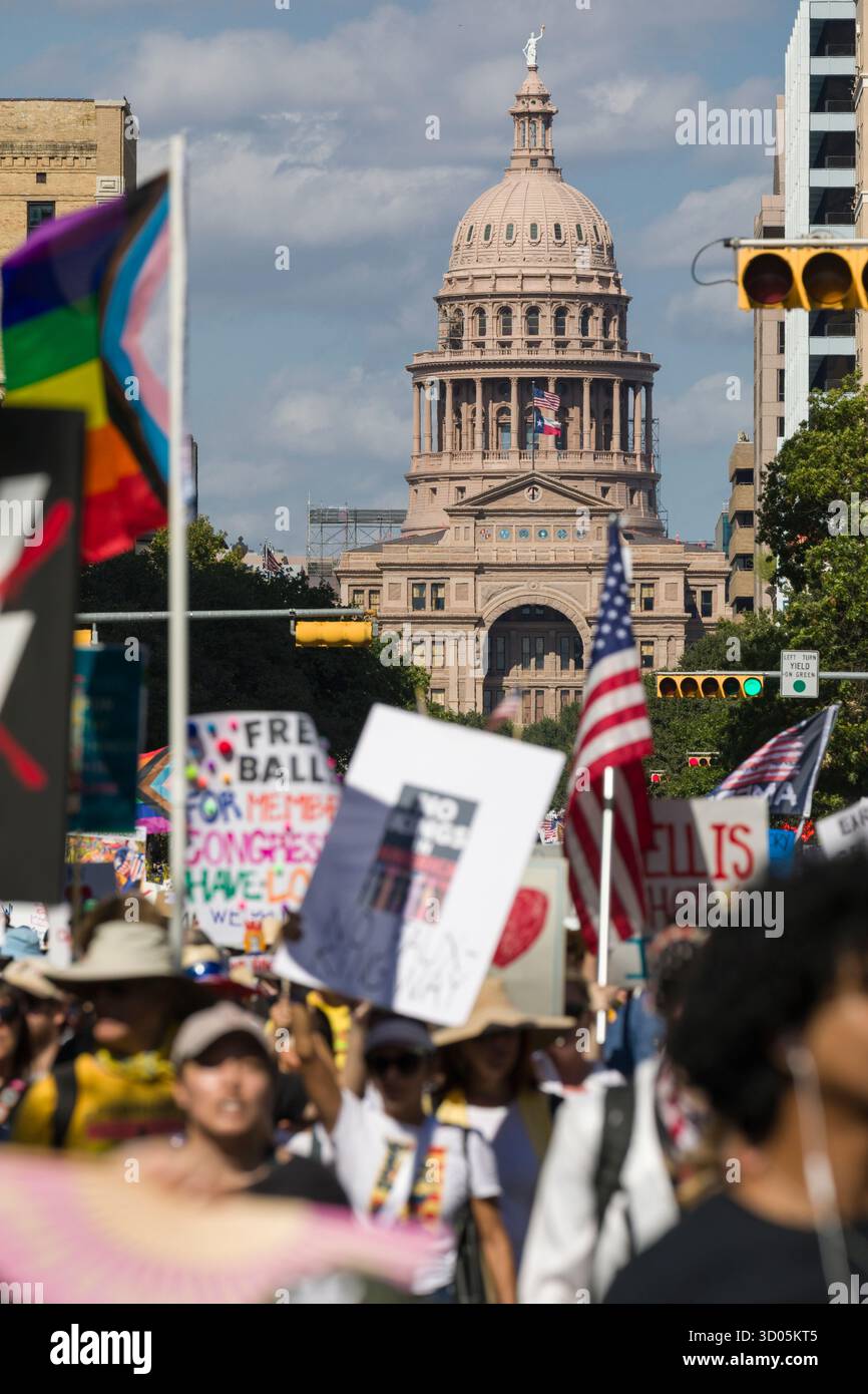 No Kings Protest auf der Congress Street Austin, Texas, 18. Oktober 2025 mit State Capitol. Stockfoto