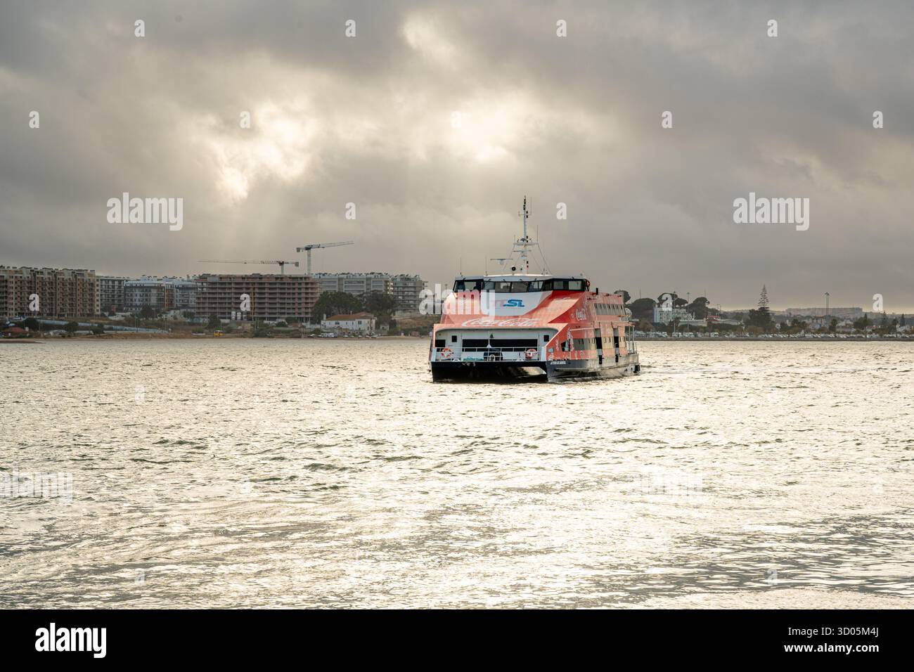 Soflusa-Schiff, das von Lissabon in Barreiro ankommt, gesponsert von Coca-Cola. Barreiro, Portugal. Stockfoto