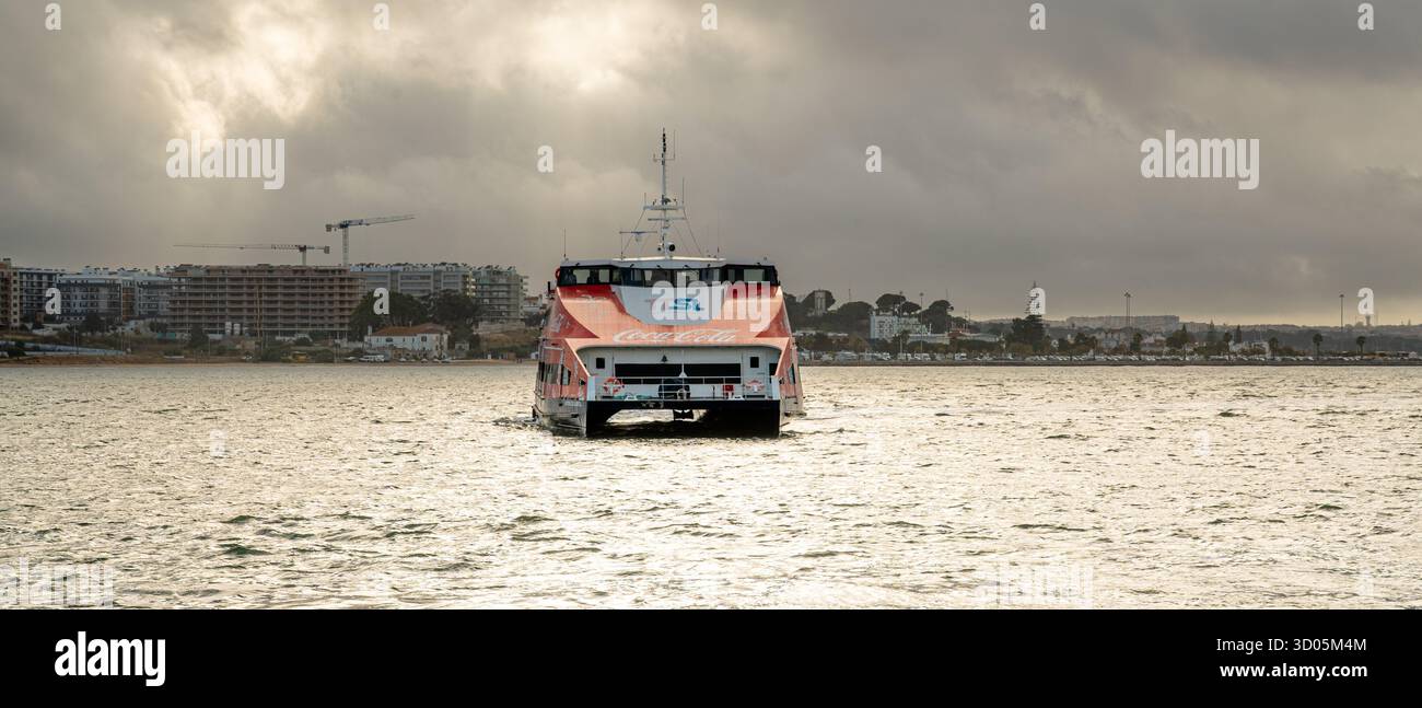 Soflusa-Schiff, das von Lissabon in Barreiro ankommt, gesponsert von Coca-Cola. Barreiro, Portugal. Stockfoto
