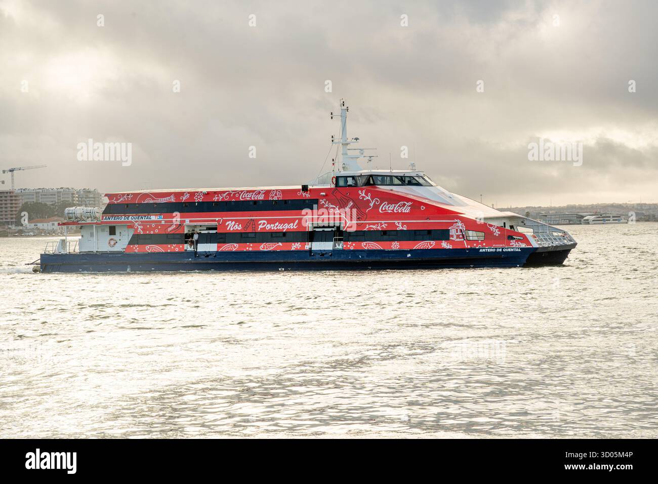 Soflusa-Schiff, das von Lissabon in Barreiro ankommt, gesponsert von Coca-Cola. Barreiro, Portugal. Stockfoto