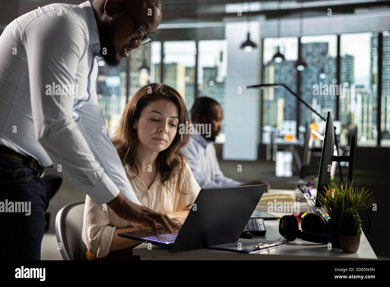 Professionelles Team von Mitarbeitern, das Datenvisualisierung und -Dokumentation analysiert. Kollegen, die gemeinsam Prognosen erstellen, Berichte freigeben und Leistungsnachverfolgung für das Unternehmenswachstum durchführen. Stockfoto