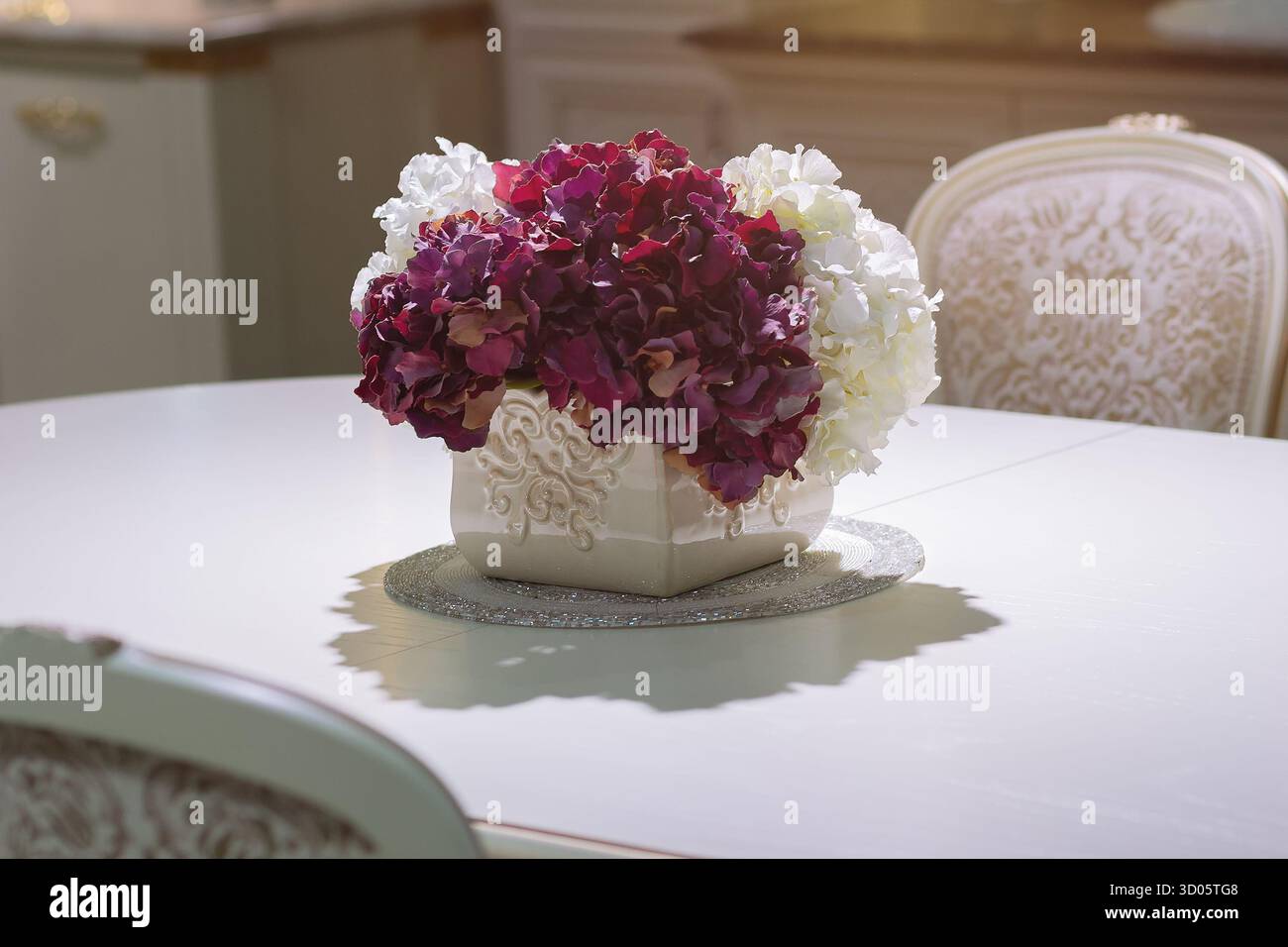 Eleganter Esstisch Herzstück der Hortensie Blumen verzierte Vase im klassischen Interieur Stockfoto