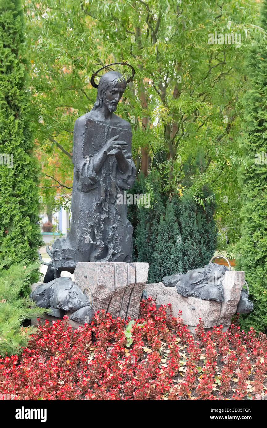 Kiew, Ukraine - 23. Oktober 2017: Skulptur Jesu auf dem Territorium des Klosters St. Michaels mit goldener Kuppel in Kiew Stockfoto
