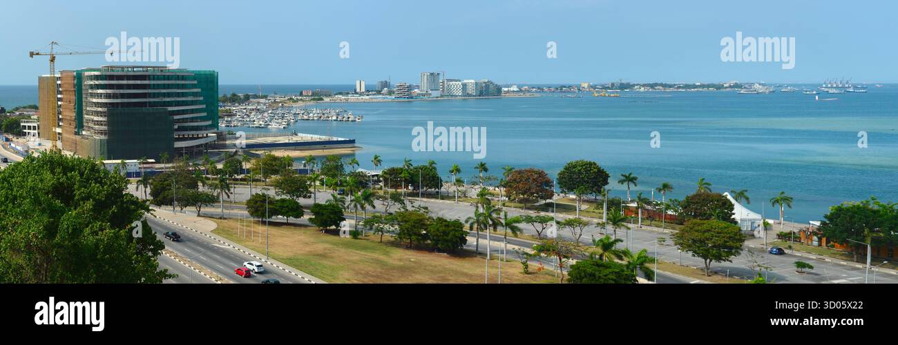Panorama von Ilha de Luanda - eine lebendige Gegend, die für ihre Strände, Restaurants, Nachtleben, Yachthäfen und luxuriösen Resorts bekannt ist. Luanda, Angola Stockfoto