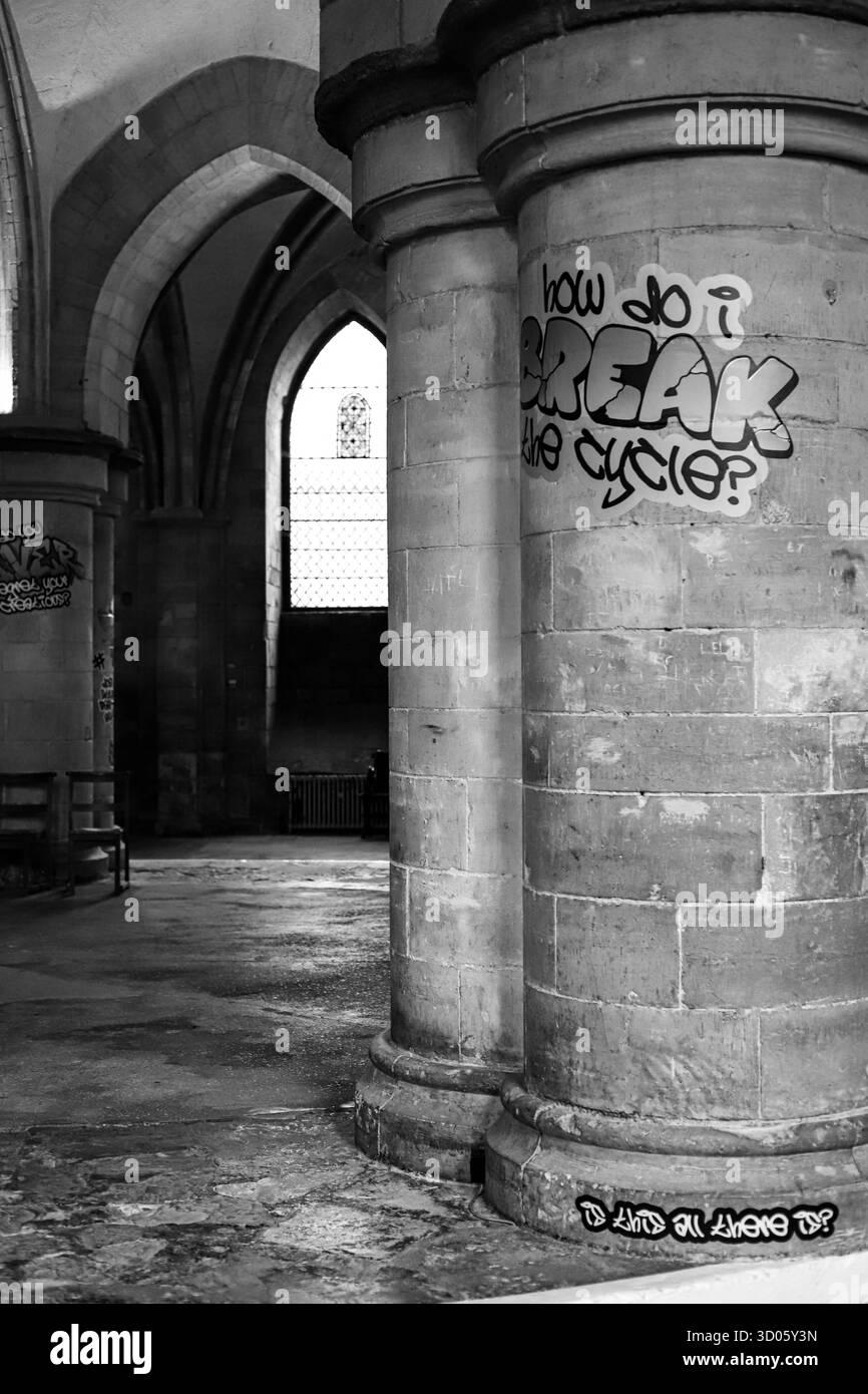 Hören Sie uns die Ausstellung von Text im Graffiti-Stil an den Wänden der Krypta in der Kathedrale von Canterbury, kuratiert von Alex Vellis & Jacqueline Creswel Stockfoto
