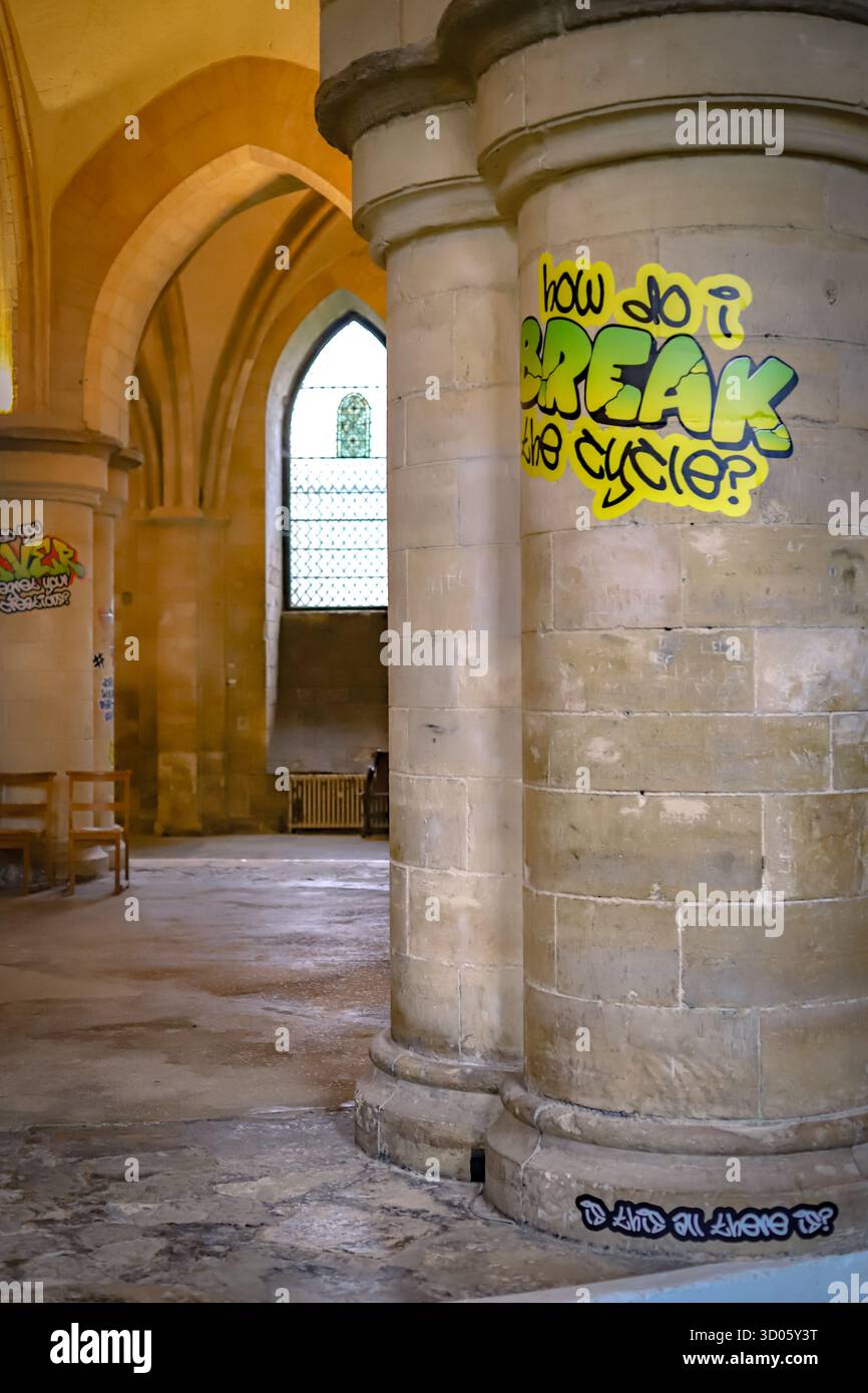 Hören Sie uns die Ausstellung von Text im Graffiti-Stil an den Wänden der Krypta in der Kathedrale von Canterbury, kuratiert von Alex Vellis & Jacqueline Creswel Stockfoto