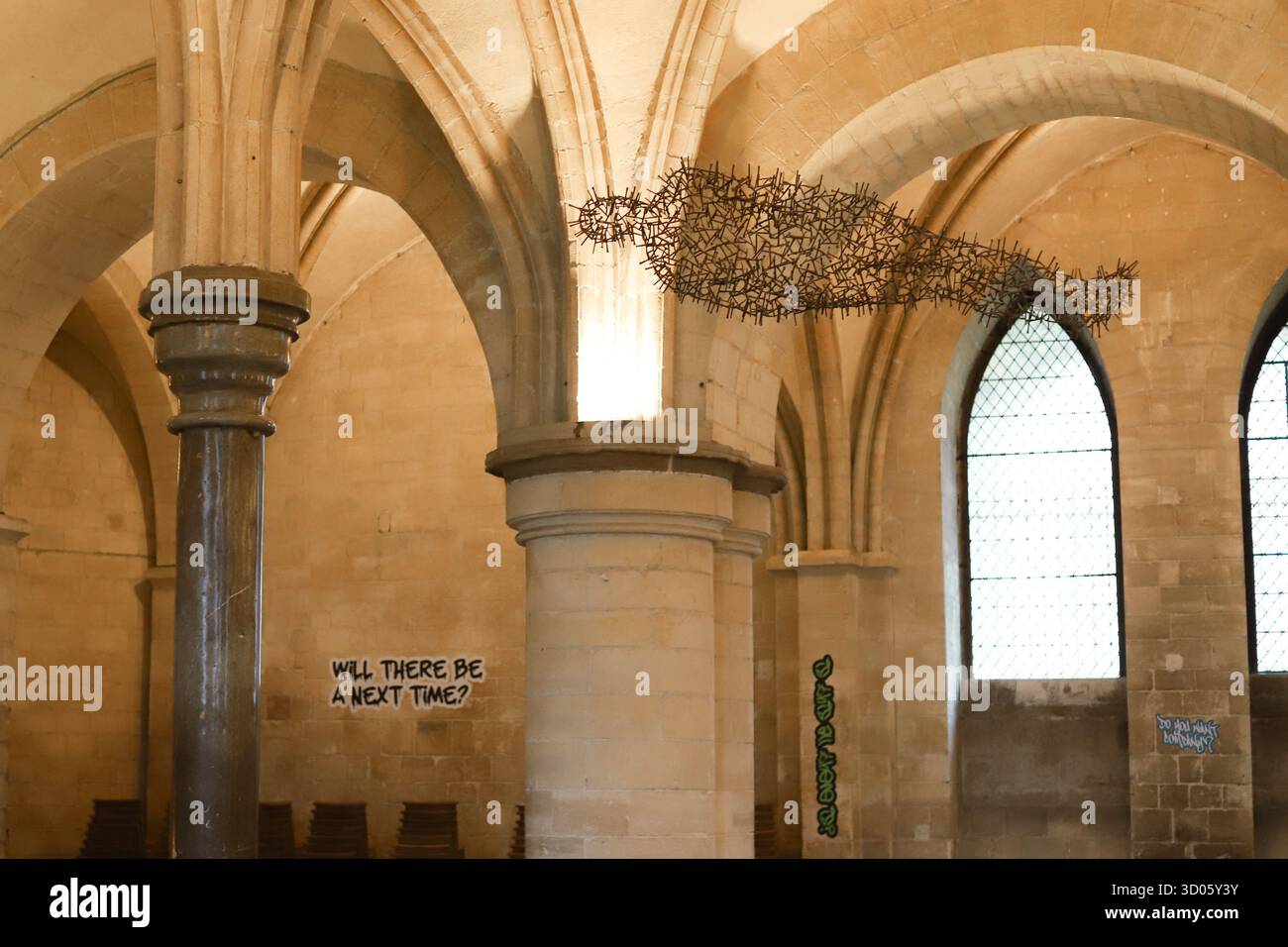 Hören Sie uns die Ausstellung von Text im Graffiti-Stil an den Wänden der Krypta in der Kathedrale von Canterbury, kuratiert von Alex Vellis & Jacqueline Creswel Stockfoto
