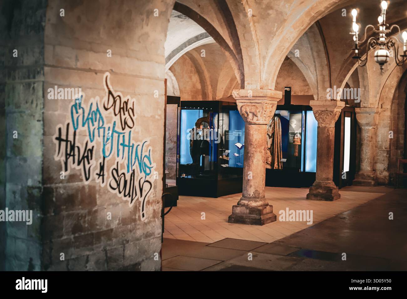 Hören Sie uns die Ausstellung von Text im Graffiti-Stil an den Wänden der Krypta in der Kathedrale von Canterbury, kuratiert von Alex Vellis & Jacqueline Creswel Stockfoto