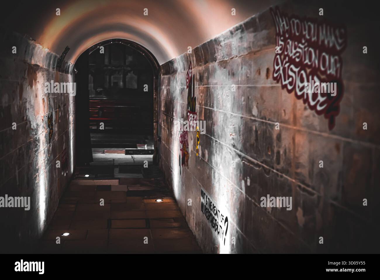 Hören Sie uns die Ausstellung von Text im Graffiti-Stil an den Wänden der Krypta in der Kathedrale von Canterbury, kuratiert von Alex Vellis & Jacqueline Creswel Stockfoto