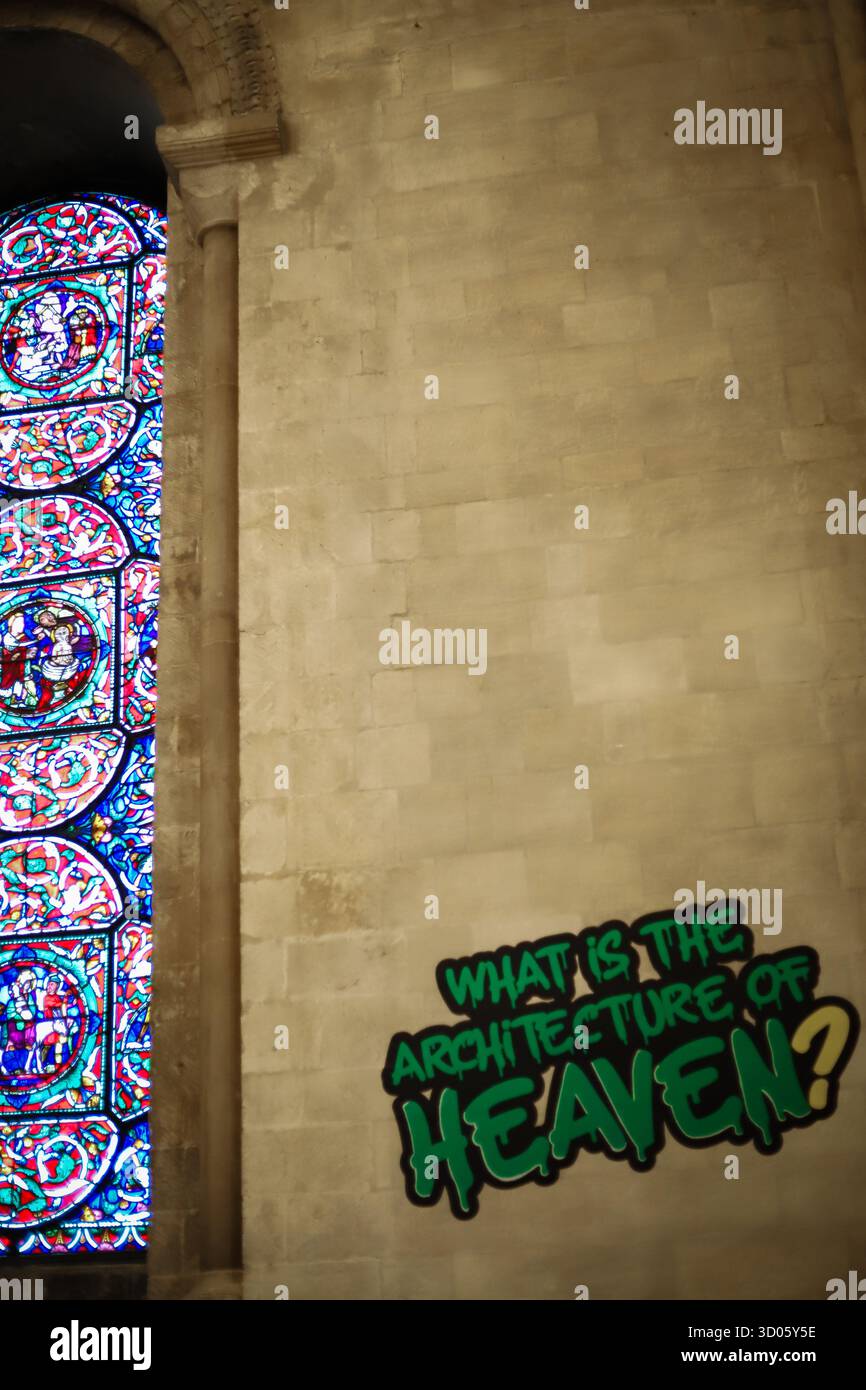 Hören Sie uns die Ausstellung von Text im Graffiti-Stil an den Wänden der Krypta in der Kathedrale von Canterbury, kuratiert von Alex Vellis & Jacqueline Creswel Stockfoto