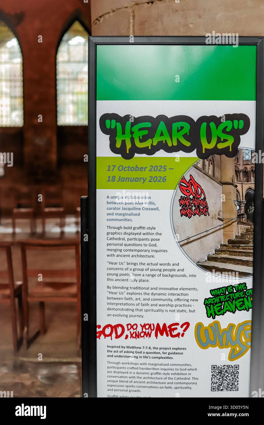 Hören Sie uns die Ausstellung von Text im Graffiti-Stil an den Wänden der Krypta in der Kathedrale von Canterbury, kuratiert von Alex Vellis & Jacqueline Creswel Stockfoto