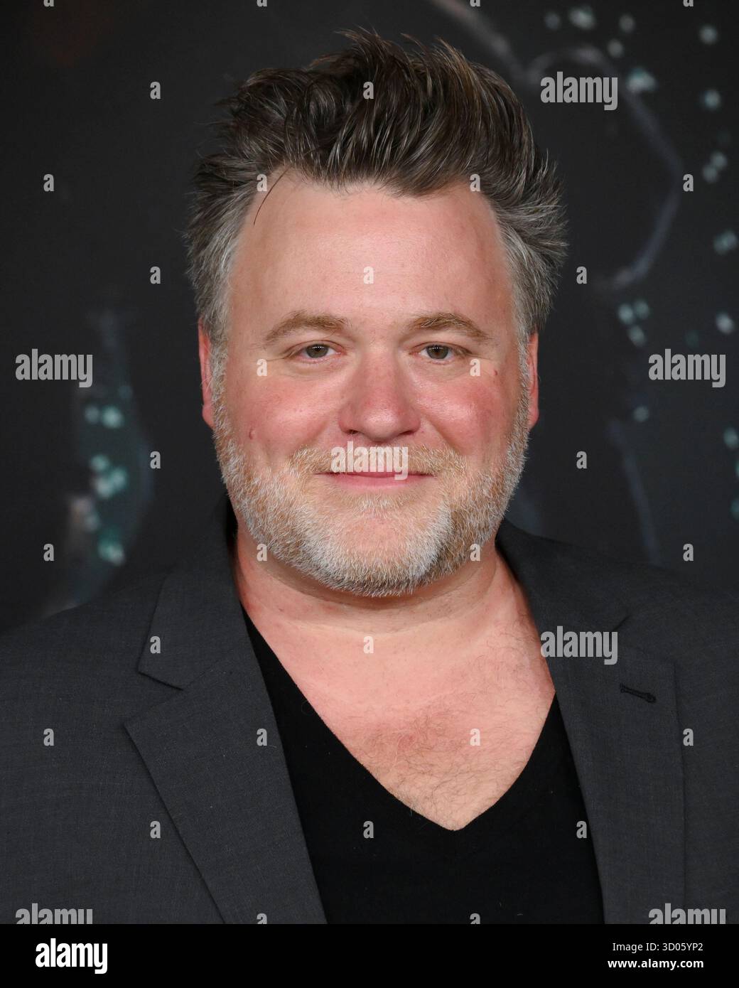 20. Oktober 2025, Burbank, Kalifornien, USA: BENJAMIN WALLFISCH nimmt an der Original-Serie von HBO Teil â œIT: Willkommen beim Derryâ€ Red Carpet Premiere Event. (Credit Image: © Billy Bennight/ZUMA Press Wire) NUR REDAKTIONELLE VERWENDUNG! Nicht für kommerzielle ZWECKE! Stockfoto