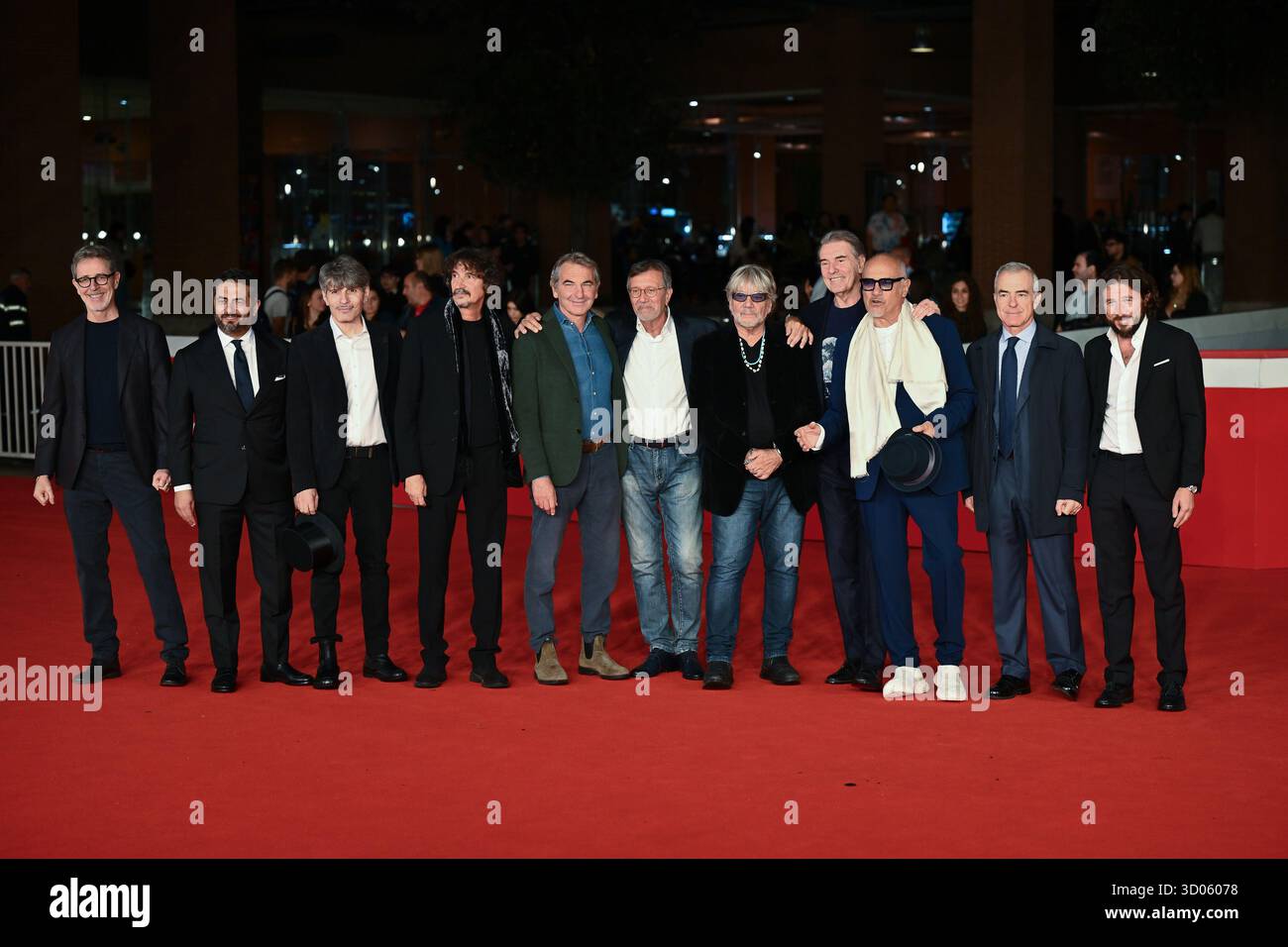 Gianfranco Romano, GianvitoCasadonte, Alessandro Gaetano, Giorgio Verdelli, Carlo Massarini, Nicola Giuliano, Sergio Cammariere, Tony Esposito, Danilo Rea, Giampaolo Letta besucht den roten Teppich RINO GAETANO SEMPRE Più BLU während des 20. Rom Film Festivals im Auditorium Parco Della Musica am 21. Oktober 2025 in Rom, Italien. Quelle: Domenico Cippitelli/Alamy Live News Stockfoto