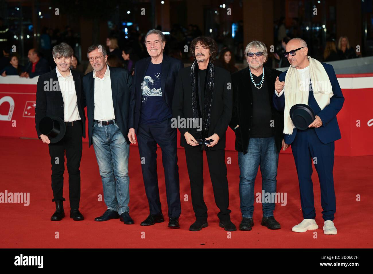 Alessandro Gaetano, Giorgio Verdelli, Carlo Massarini, Sergio Cammariere, Tony Esposito und Danilo Rea besuchen den roten Teppich RINO GAETANO SEMPRE Più BLU während des 20. Rom Film Festivals im Auditorium Parco Della Musica am 21. Oktober 2025 in Rom, Italien. Quelle: Domenico Cippitelli/Alamy Live News Stockfoto
