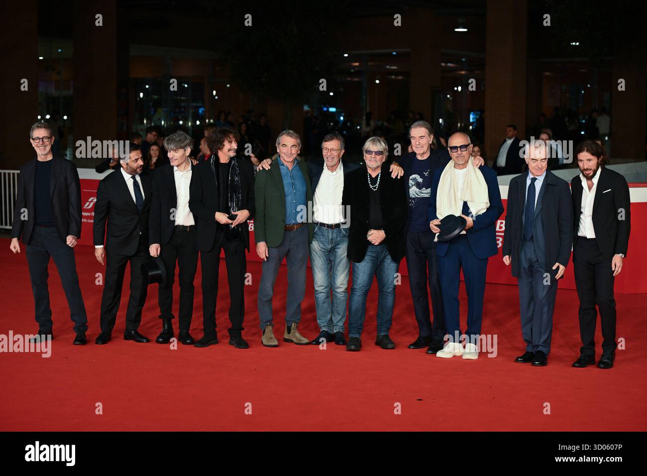 Gianfranco Romano, GianvitoCasadonte, Alessandro Gaetano, Giorgio Verdelli, Carlo Massarini, Nicola Giuliano, Sergio Cammariere, Tony Esposito, Danilo Rea, Giampaolo Letta besucht den roten Teppich RINO GAETANO SEMPRE Più BLU während des 20. Rom Film Festivals im Auditorium Parco Della Musica am 21. Oktober 2025 in Rom, Italien. Quelle: Domenico Cippitelli/Alamy Live News Stockfoto