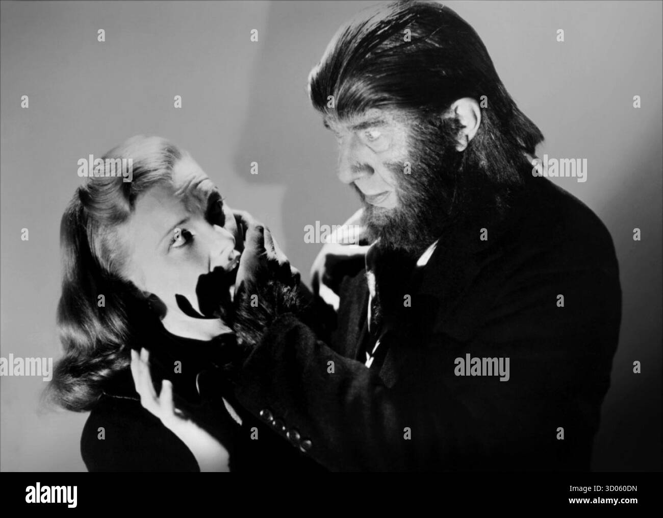 Publicity noch aus dem Horrorfilm The Ape man aus dem Jahr 1943, der die Schauspieler Louise Currie und Béla Lugosi in einer dramatischen Szene zeigt. Der Film ist Teil der klassischen Horrorzeit der 1940er Jahre, bekannt für seine Transformation und seine verrückten Wissenschaftsthemen. Stockfoto