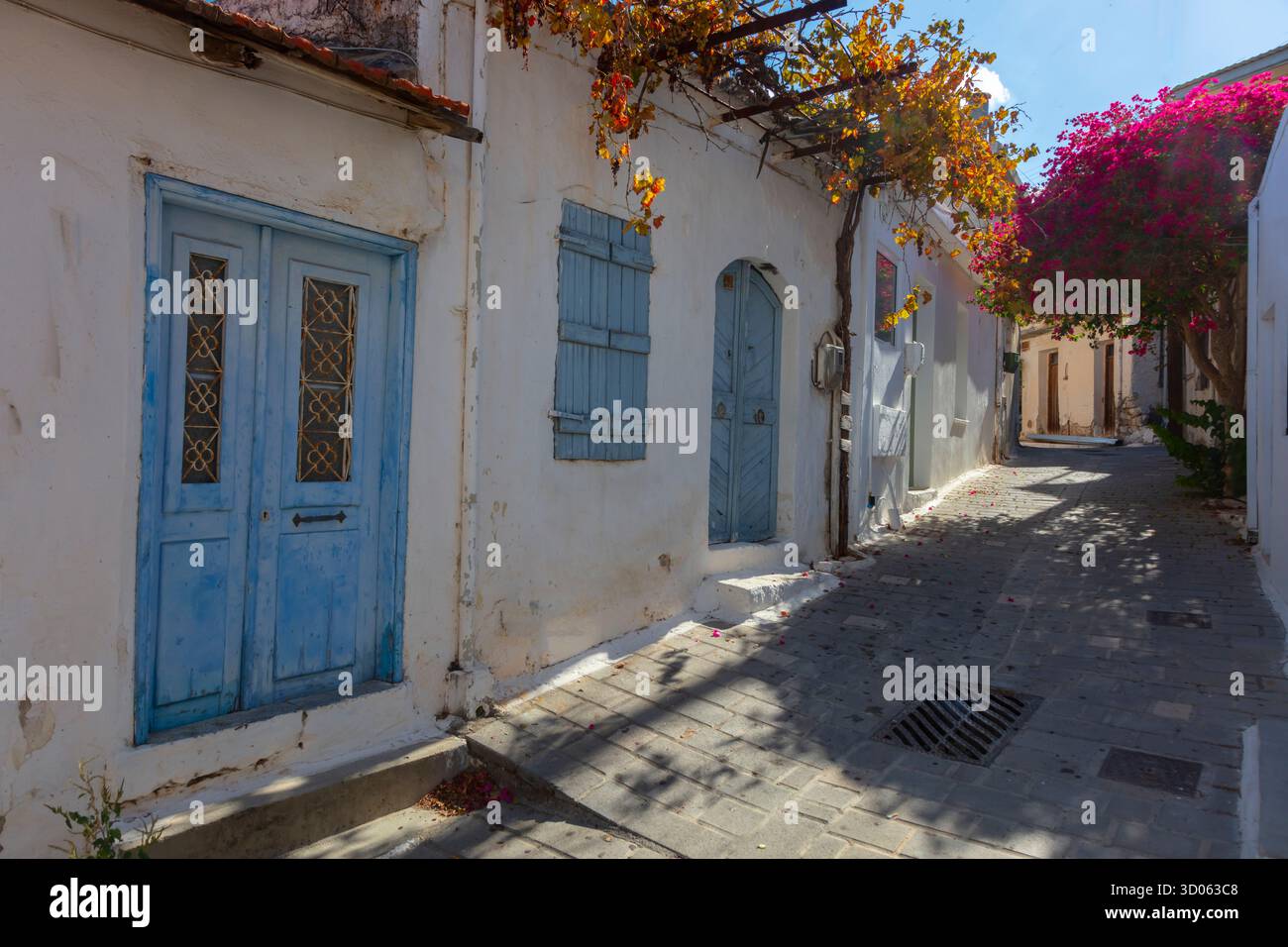 Straßenszene in Kritsa, einem der ältesten und malerischsten Dörfer Kretas - Griechenland Stockfoto