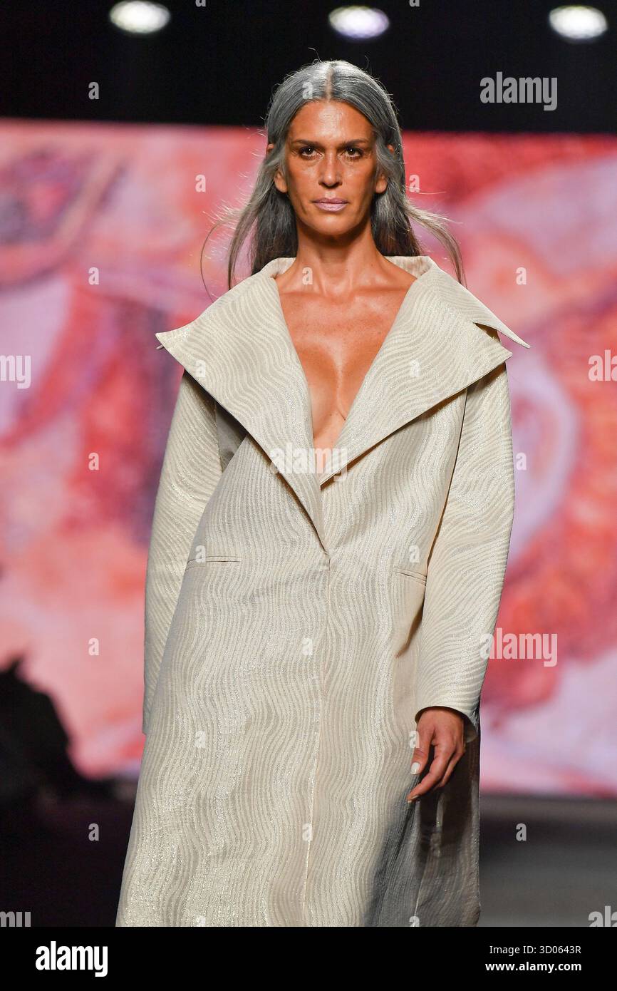 Ein Model läuft auf dem Laufsteg mit einem Design von FELY CAMPO während der Mercedes-Benz Fashion Week de Madrid in IFERMA, 20. Septiembre 2025 Spanien mit: Ein Model läuft auf dem Laufsteg mit einem Design von Fely Campo während der Mercedes-Benz Fashion Week de Madrid in IFERMA, 20. Septiembre 2025 Spanien Wo: Madrid, Spanien Wann: 20. Sept. 2025 Credit: Oscar Gonzalez/WENN Stockfoto