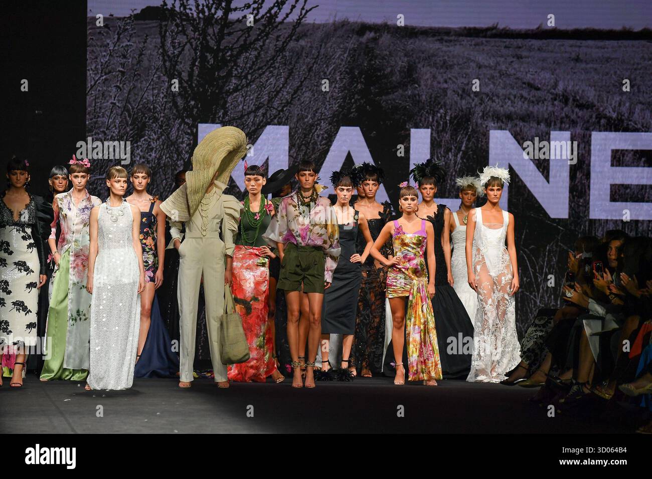 Ein Model läuft auf dem Laufsteg mit einem Design von MALNE während der Mercedes-Benz Fashion Week de Madrid in IFERMA, 20 de Septiembre 2025 Spanien mit: Ein Model läuft auf dem Laufsteg mit einem Design von MALNE während der Mercedes-Benz Fashion Week de Madrid in IFERMA, 20 de Septiembre 2025 Spanien Wo: Madrid, Spanien Wann: 20 Sep 2025 Credit: Oscar Gonzalez/WENN Stockfoto