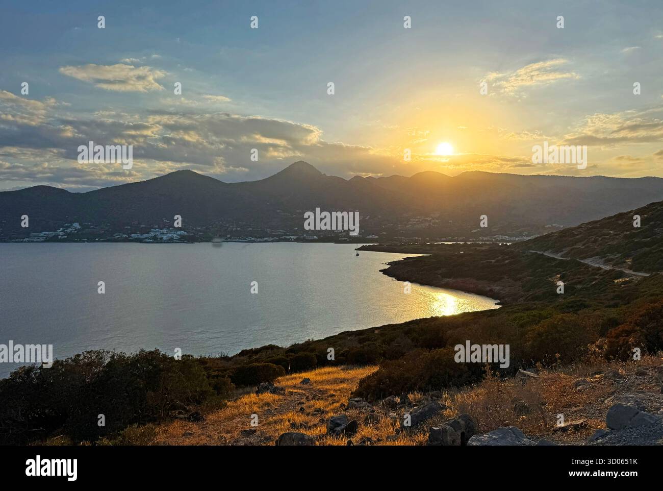 Die Halbinsel Spinogkas bei Sonnenuntergang in der Nähe von Agios Nikolaos am Mittelmeer - Kreta, Griechenland Stockfoto