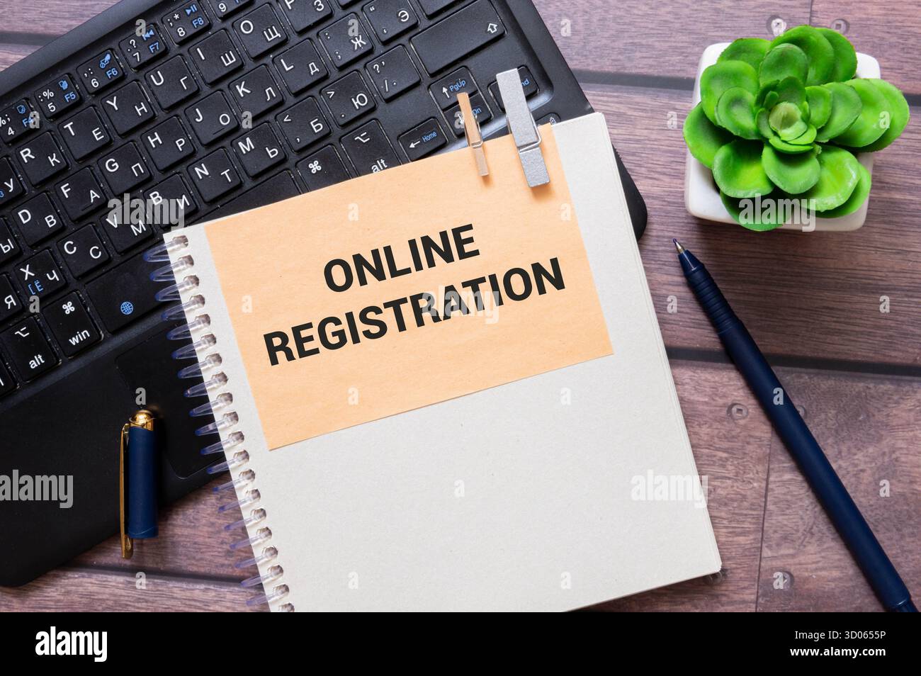 Online Registrierung auf dem Papier auf dem Schreibtisch isoliert. Business und Inspiration Konzept Stockfoto