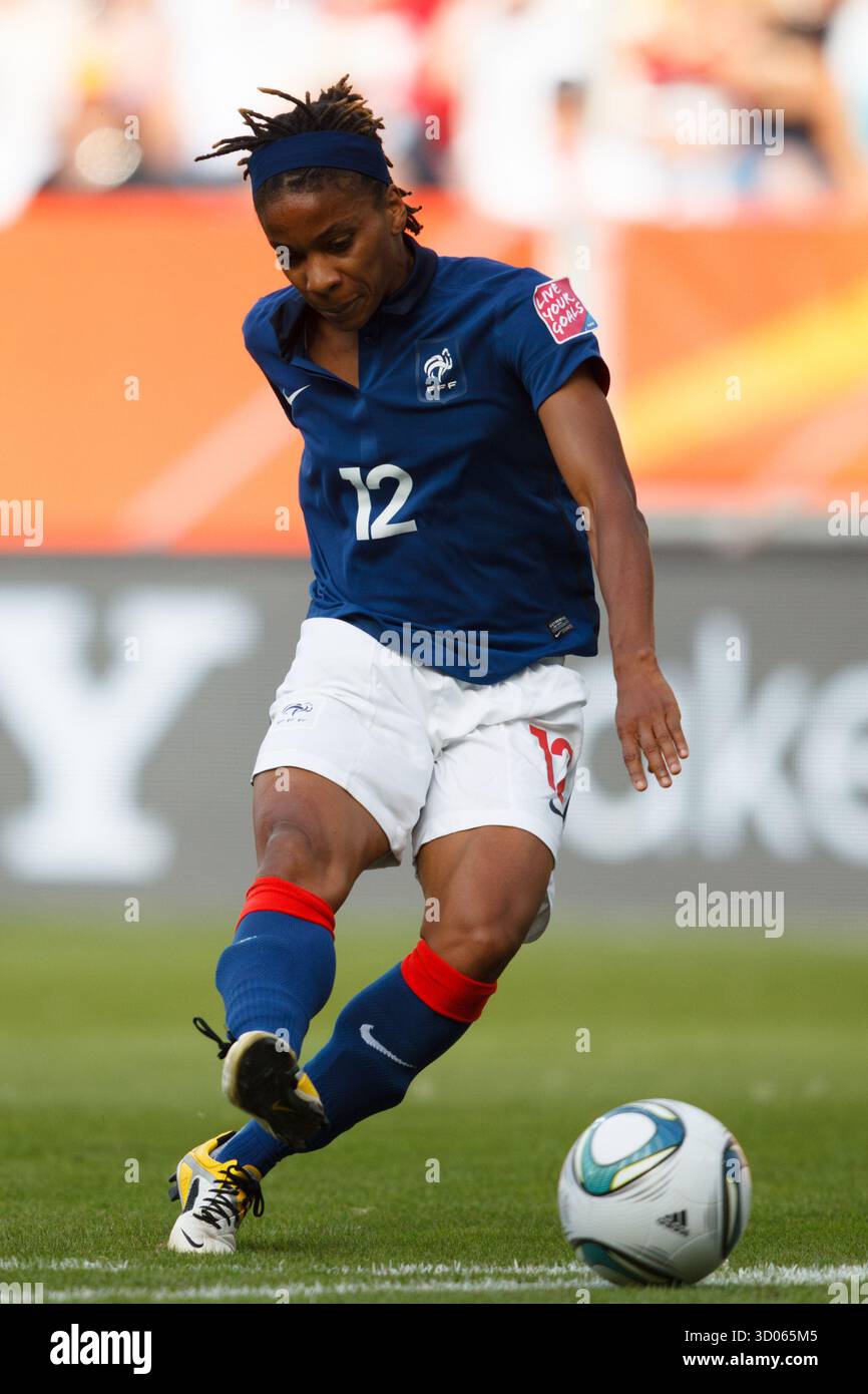 SINSHEIM, DEUTSCHLAND - 16. JULI: Elodie Thomis aus Frankreich schießt und erzielt beim Spiel der FIFA Frauen-Weltmeisterschaft am 16. Juli 2011 in der Rhein-Neckar-Arena in Sinsheim ein Tor gegen Schweden. Nur redaktionelle Verwendung. Kommerzielle Nutzung verboten. (Foto: Jonathan Paul Larsen / Diadem Images) Stockfoto