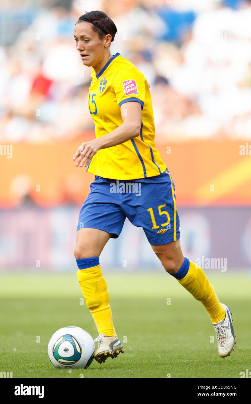 Therese Sjogran aus Schweden im Einsatz beim Spiel der FIFA Fussball-Weltmeisterschaft um den dritten Platz gegen Frankreich in der Rhein-Neckar-Arena am 16. Juli 2011 in Sinsheim. Nur redaktionelle Verwendung. Kommerzielle Nutzung verboten. Stockfoto Therese Sjogran aus Schweden im Einsatz beim Spiel der FIFA Fussball-Weltmeisterschaft um den dritten Platz gegen Frankreich in der Rhein-Neckar-Arena am 16. Juli 2011 in Sinsheim. Nur redaktionelle Verwendung. Kommerzielle Nutzung verboten. Stockfoto
