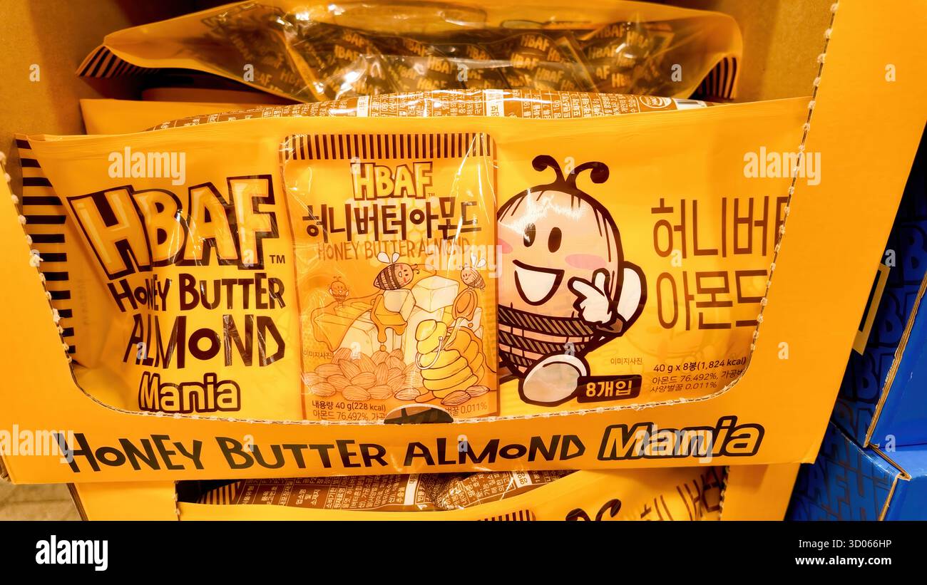 SEOUL, SÜDKOREA - 11. OKTOBER 2025 - Honig-Butter-Mandelpakete von HBAF mit lächelnder Biene im Einzelhandel Stockfoto